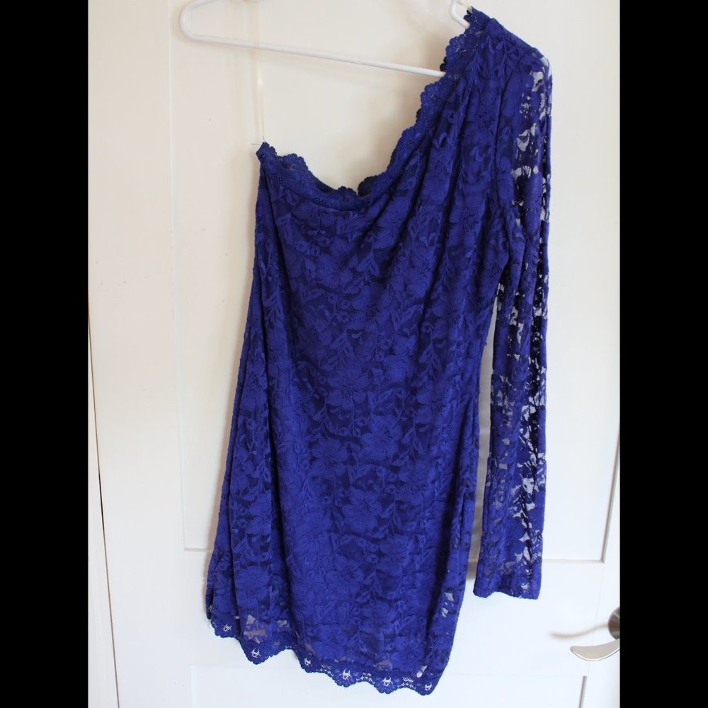 Blue one-shoulder long-sleeve cocktail dress